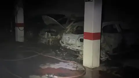 El incendio en un garaje del barrio de Espartales de Alcalá de Henares obliga a los bomberos a confinar a 200 residentes coches calcinados tras el incendio en un garaje del barrio de Espartales de Alcalá de Henares