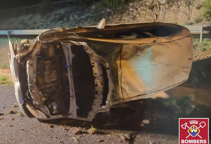 Dos heridos en Ibiza después que un coche volcara y arrollara una moto Dos heridos en Ibiza después que un coche volcara y arrollara una moto