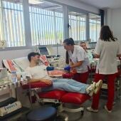 Un joven dona sangre en las instalaciones del Banco de Sangre. 