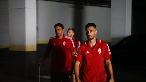 El Real Murcia en un desplazamiento. Dani Vega y Pedro León al frente de la expedición. Septiembre 2023