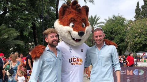 Fran Sánchez, director general de Deportes de la Región y Miguel Ángel Noguera, concejal de deportes del Ayuntamiento de Murcia, con la mascota del UCAM