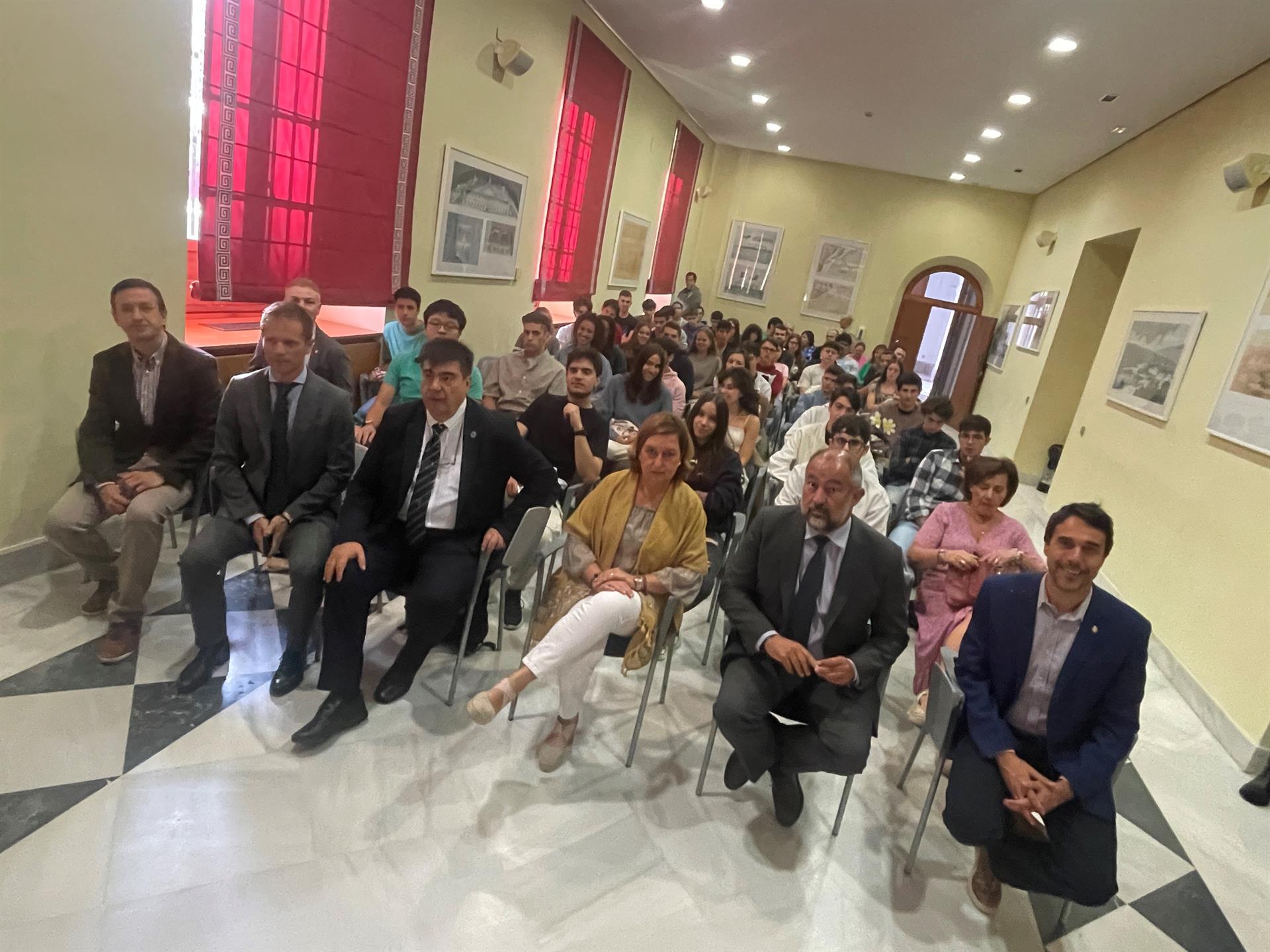 El nuevo Grado de Física de la UCLM comienza con medio centenar de estudiantes El nuevo Grado de Física de la UCLM comienza con medio centenar de estudiantes