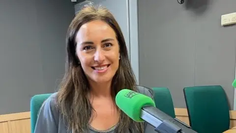 La exportavoz parlamentaria de Vox en Baleares y ahora diputada no adscrita, Idoia Ribas, es entrevistada en Onda Cero Mallorca La exportavoz parlamentaria de Vox en Baleares y ahora diputada no adscrita, Idoia Ribas, es entrevistada en Onda Cero Mallorca