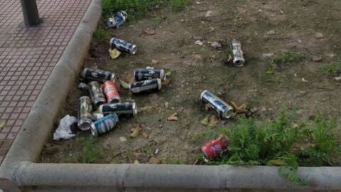 Latas vac&iacute;as abandonadas en el suelo 