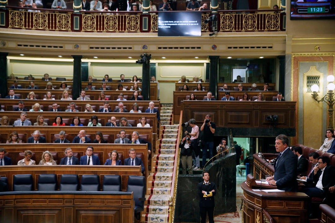 Un tenso pleno de las lenguas cooficiales arranca hablando gallego y con Vox abandonando el hemiciclo Un tenso pleno de las lenguas cooficiales arranca hablando gallego y con Vox abandonando el hemiciclo