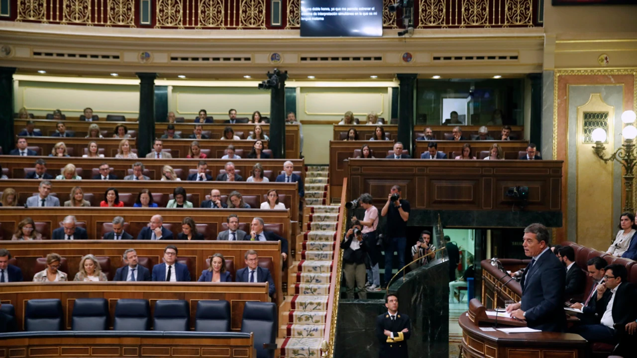 El diputado socialista José Ramón Gómez Besteiro interviene en el primer pleno del Congreso de la XV Legislatura