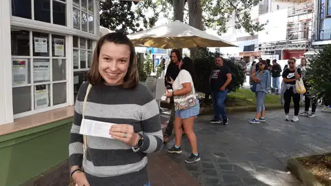 Sheila, con su entrada para el concierto de Melendi En la Plaza de Ourense.