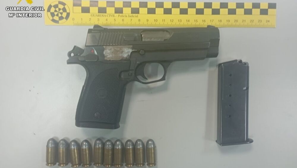 Pistola incautada por la Guardia Civil