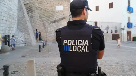 La Policía Local de Ibiza denuncia a cinco taxis por aplicar una tarifa incorrecta y cobrar un suplemento ilegal La Policía Local de Ibiza denuncia a cinco taxis por aplicar una tarifa incorrecta y cobrar un suplemento ilegal
