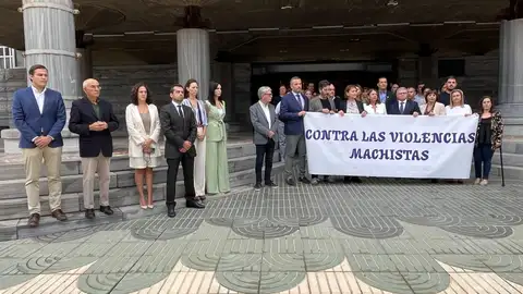 La Asamblea guarda un minuto de silencio para condenar el asesinato de una vecina de Cieza a manos de su expareja La Asamblea guarda un minuto de silencio para condenar el asesinato de una vecina de Cieza a manos de su expareja