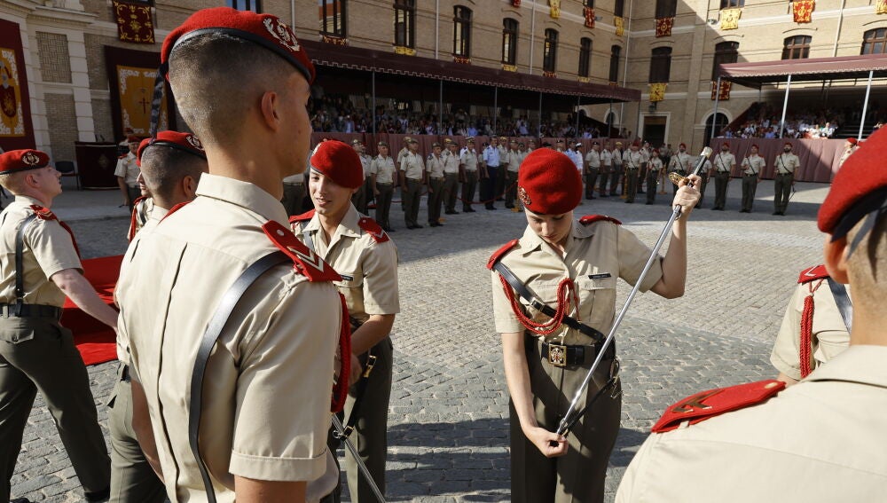 La princesa Leonor recibe el sable que simboliza que al concluir su formación se convertirá en oficial del Ejército