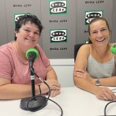 Marta Devesa, chef y propietaria del Rte. Hogar del Pescador, en los estudios de Onda Cero Marina Baixa.