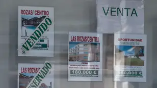 Escaparate de anuncios de viviendas en Madrid 