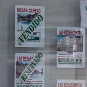 Escaparate de anuncios de viviendas en Madrid 