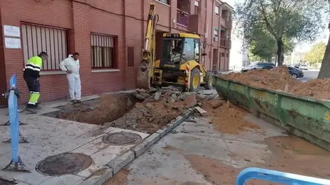 Restablecido el suministro de agua tras repararse la rotura en una tubería Restablecido el suministro de agua tras repararse la rotura en una tubería
