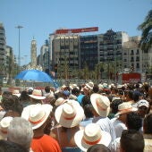 La plaza de Los Luceros momentos antes del disparo de una mascletà