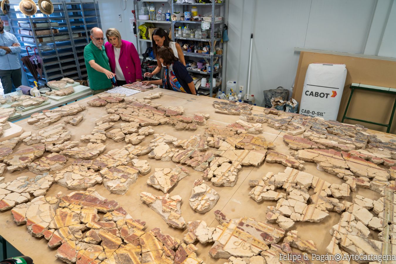 La primera fase de excavación del pórtico del Teatro Romano a punto de finalizar La primera fase de excavación del pórtico del Teatro Romano a punto de finalizar
