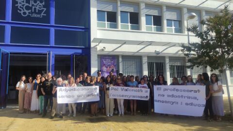 El profesorado se ha concentrado a las puertas del centro educativo