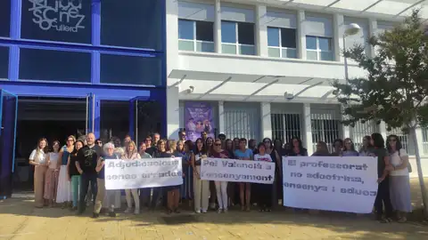 El profesorado se ha concentrado a las puertas del centro educativo El profesorado se ha concentrado a las puertas del centro educativo