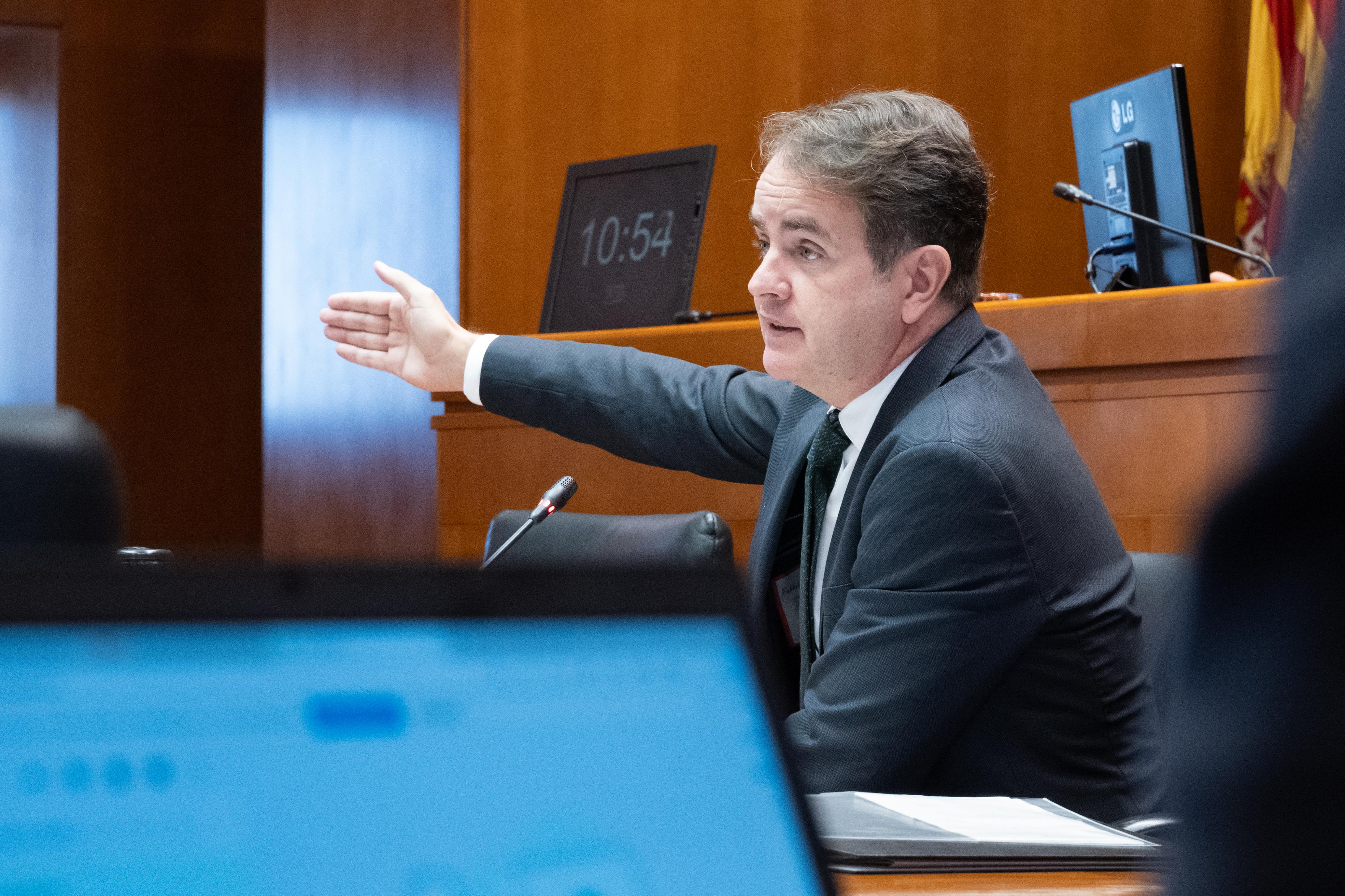 Menos impuestos y más gasto social, compromisos del consejero de Hacienda Menos impuestos y más gasto social, compromisos del consejero de Hacienda