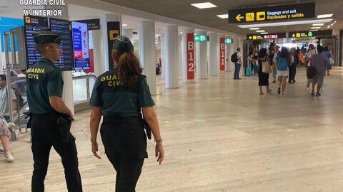 Agentes de la Guardia Civil en el Aeropuerto de Sevilla, en imagen de recurso. 