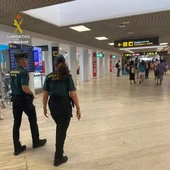 Agentes de la Guardia Civil en el Aeropuerto de Sevilla, en imagen de recurso. Agentes de la Guardia Civil en el Aeropuerto de Sevilla, en imagen de recurso.