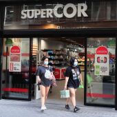El Corte Inglés traspasa a Carrefour el negocio de 47 Supercor por 60 millones