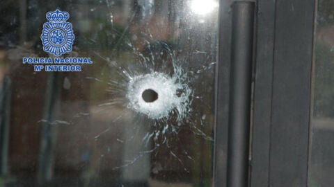 Agujero en un cristal de un local de ocio de Alcal&aacute; de Henares provocado por un disparo 
