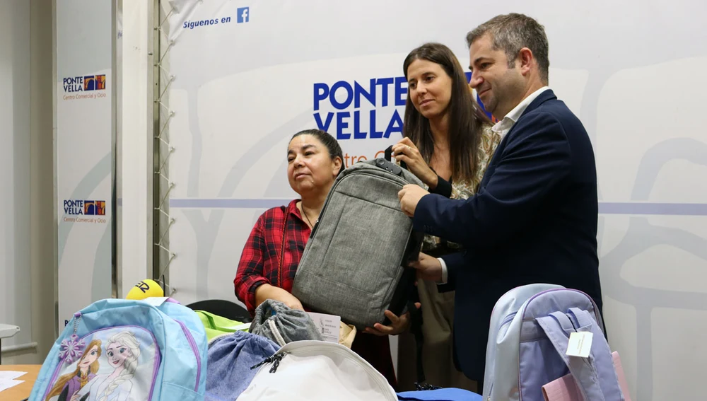 Fundación Amigos de Galicia en colaboración co CC Ponte Vella entregan mochilas e material escolar a familias de Ourense