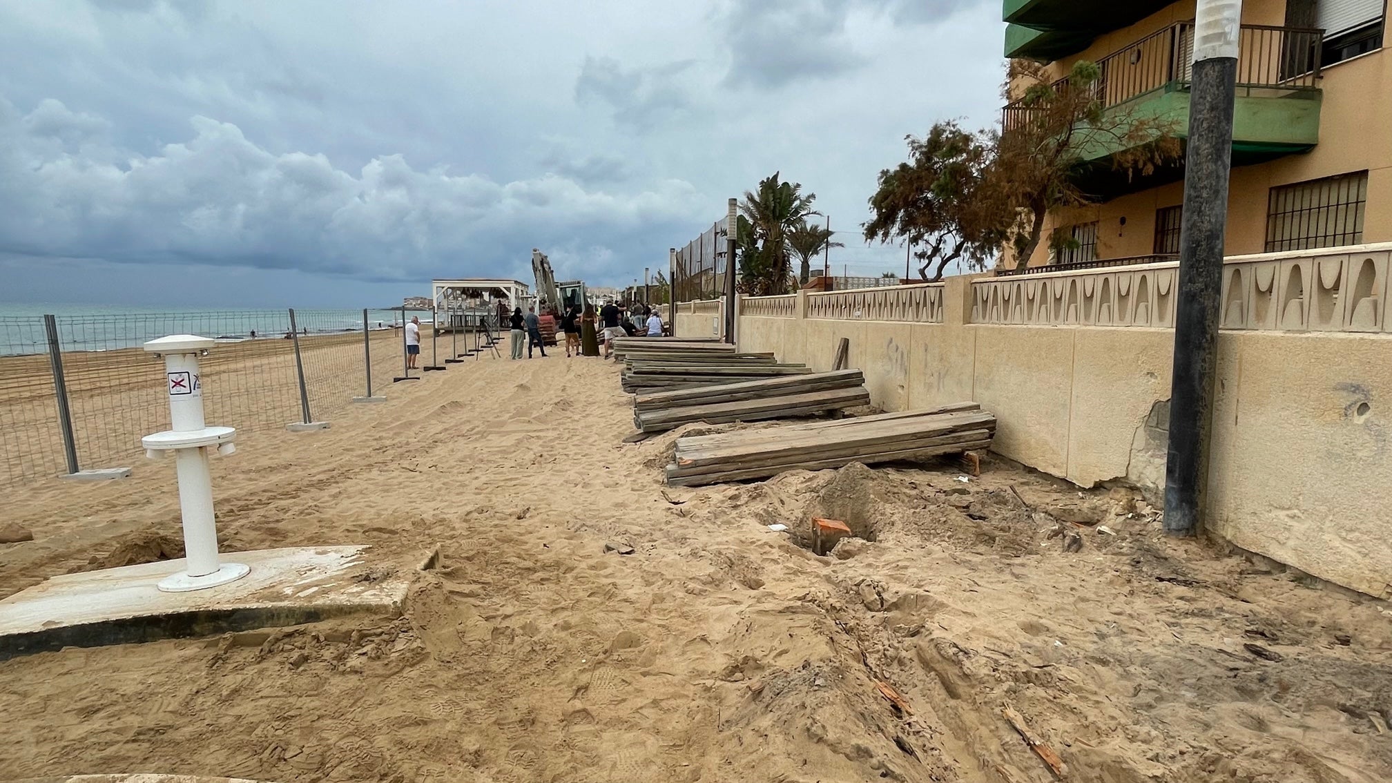 Comienzan las obras para la reparación de la senda peatonal por la playa de La Mata Comienzan las obras para la reparación de la senda peatonal por la playa de La Mata