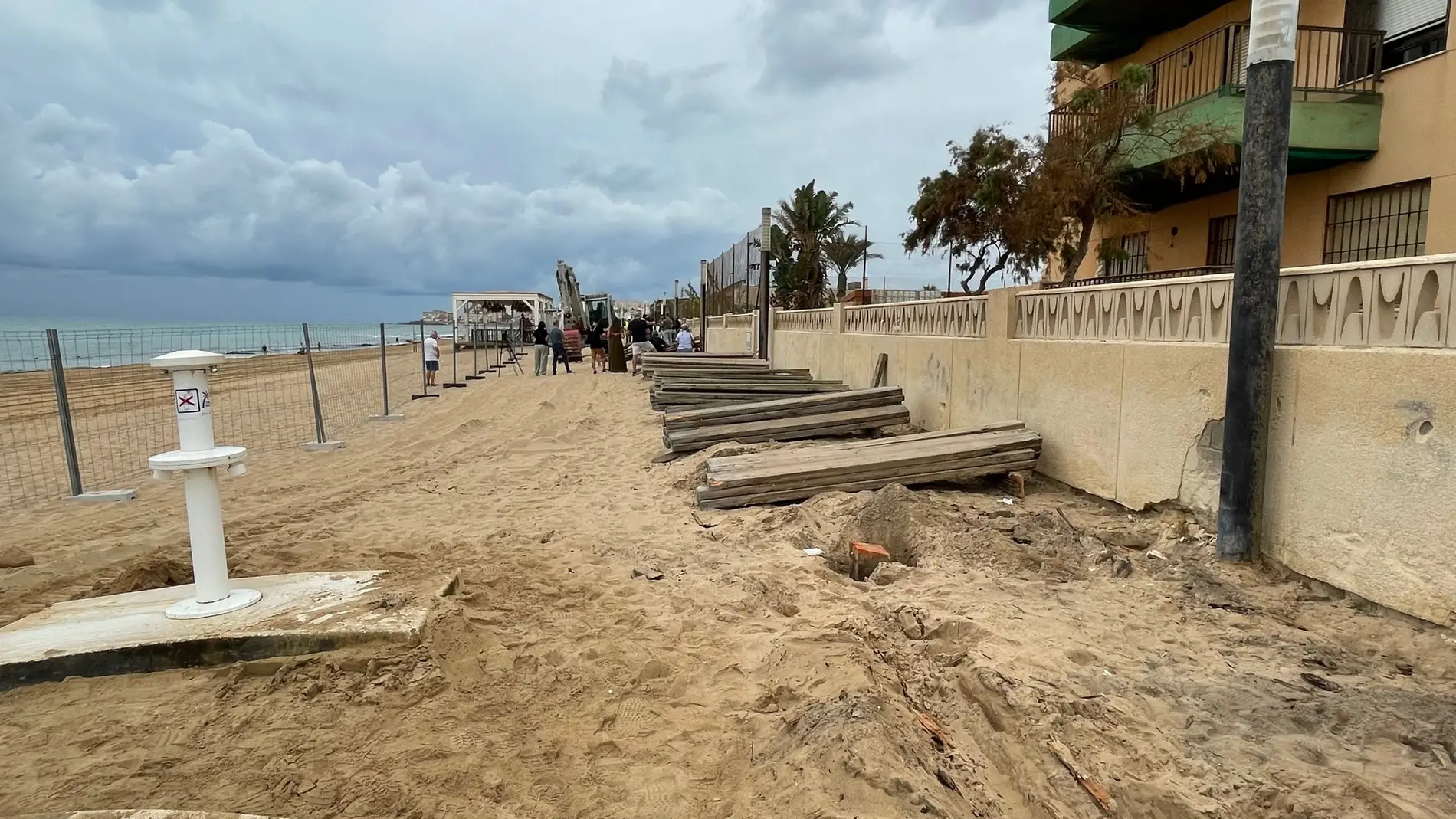 La Mata ha comenzado las obras para la reparación de su senda peatonal por la playa 