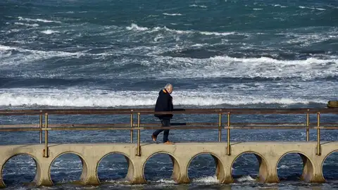 Una persona camina junto al mar en Sa Mesquida (Mahón). Una persona camina junto al mar en Sa Mesquida (Mahón).