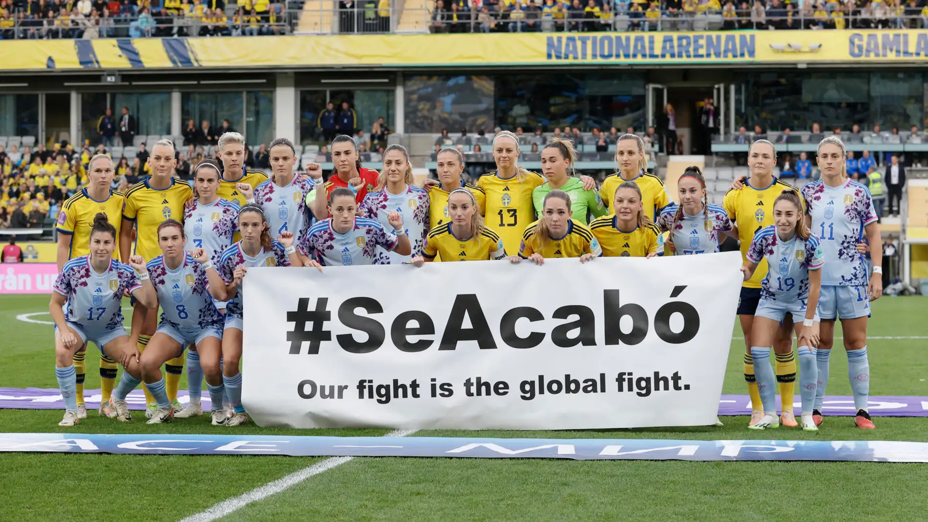 Las jugadoras de España y Suecia posan con una pancarta en la que se lee "Se Acabo, nuestra lucha es global".