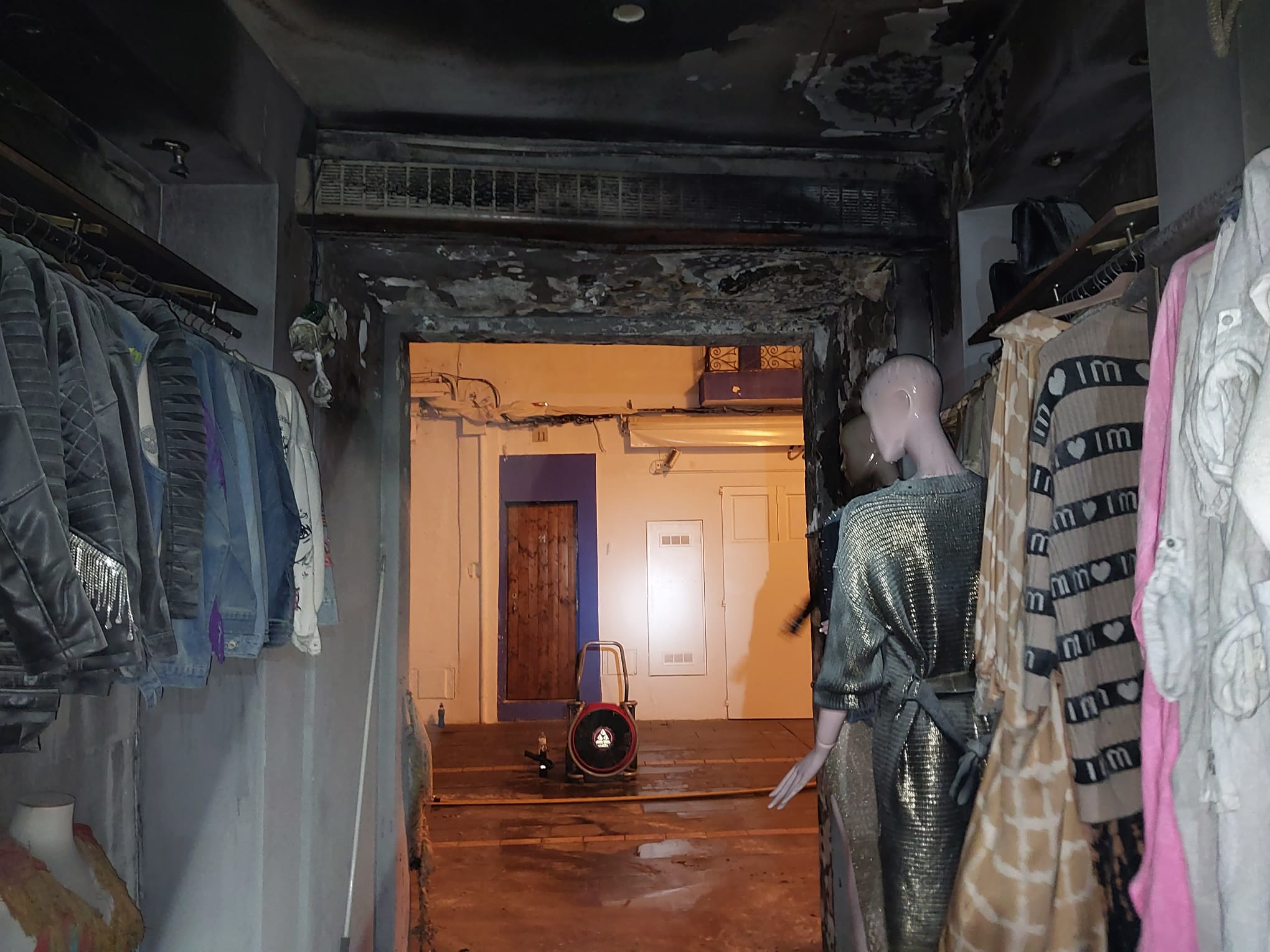 Un incendio arrasa de madrugada una tienda del conocido barrio de la Marina de Ibiza Un incendio arrasa de madrugada una tienda del conocido barrio de la Marina de Ibiza