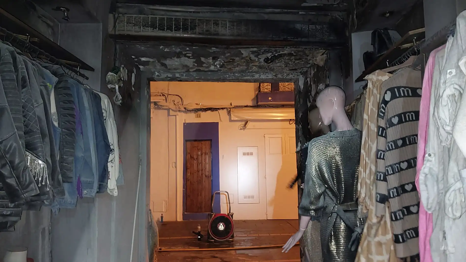 Un incendio arrasa de madrugada una tienda del conocido barrio de la Marina de Ibiza