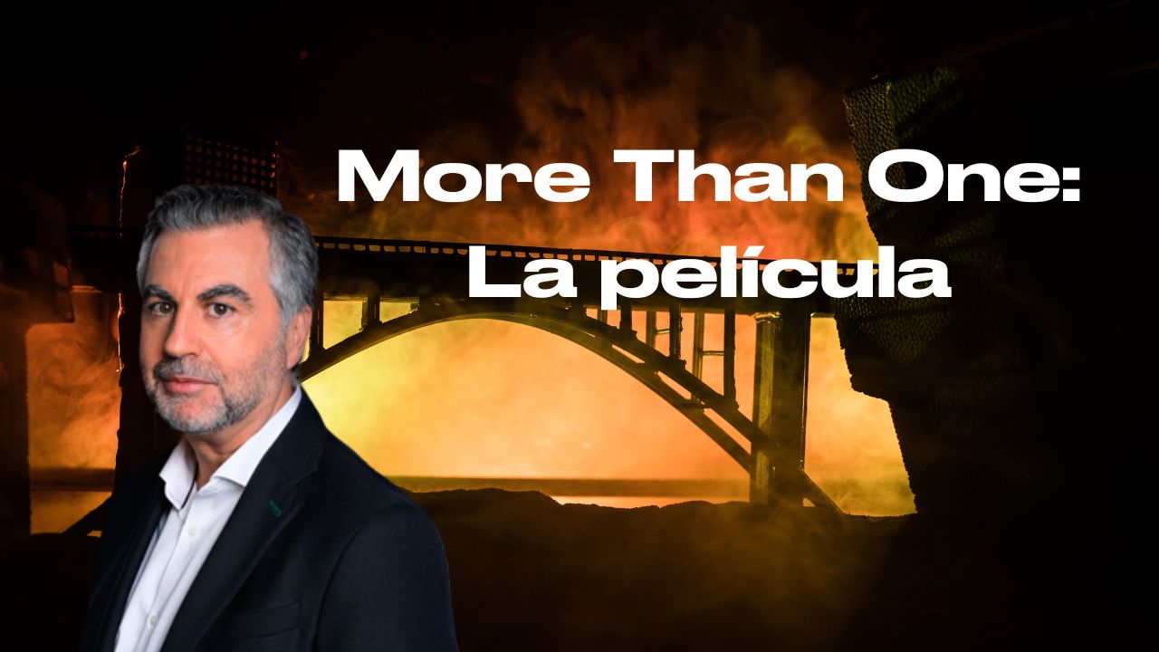 Carlos Alsina se viste de superhéroe en 'More Than One: La película' Carlos Alsina se viste de superhéroe en 'More Than One: La película'