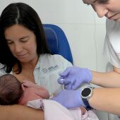 Imagen de la primera vacuna contra el virus sincitial administrada en Galicia. SERGAS