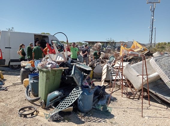 La Vila retira 15.000 kilos de enseres y restos de poda de sus montes y partidas rurales La Vila retira 15.000 kilos de enseres y restos de poda de sus montes y partidas rurales