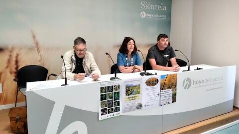 Jos&eacute; Antonio Cuch&iacute;, de la coordinadora; Susana Mag&aacute;n, consejera comarcal de Cultura y Deporte, y Pablo Vall&eacute;s, educador medioambiental.