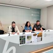 José Antonio Cuchí, de la coordinadora; Susana Magán, consejera comarcal de Cultura y Deporte, y Pablo Vallés, educador medioambiental.
