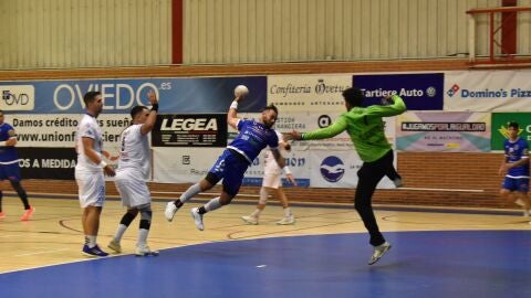 Una jugada del partido del Base Oviedo frente al Alicante
