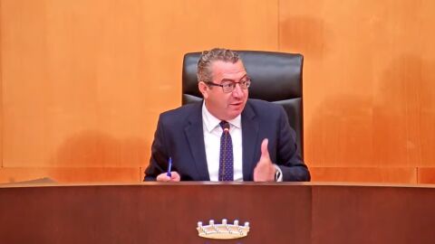 Toni Pérez, alcalde de Benidorm, durante el pleno Toni Pérez, alcalde de Benidorm, durante el pleno
