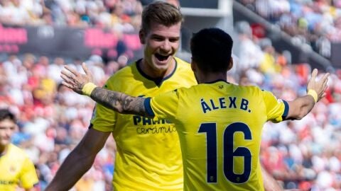 Sorloth celebra su gol con Alex Baena
