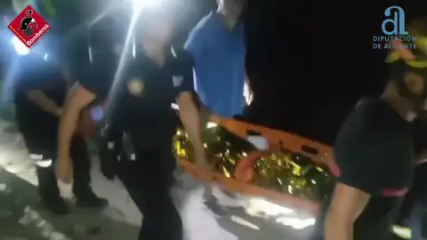 El menor accidentado en Santa Pola es trasladado en camilla a una ambulancia. El menor accidentado en Santa Pola es trasladado en camilla a una ambulancia.