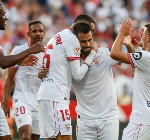 Los futbolistas del Sevilla celebran un gol. Los futbolistas del Sevilla celebran un gol.