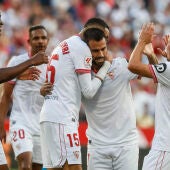 Los futbolistas del Sevilla celebran un gol.