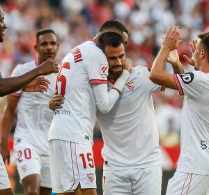 Suso celebra con sus compañeros su gol al Almería. Suso celebra con sus compañeros su gol al Almería.
