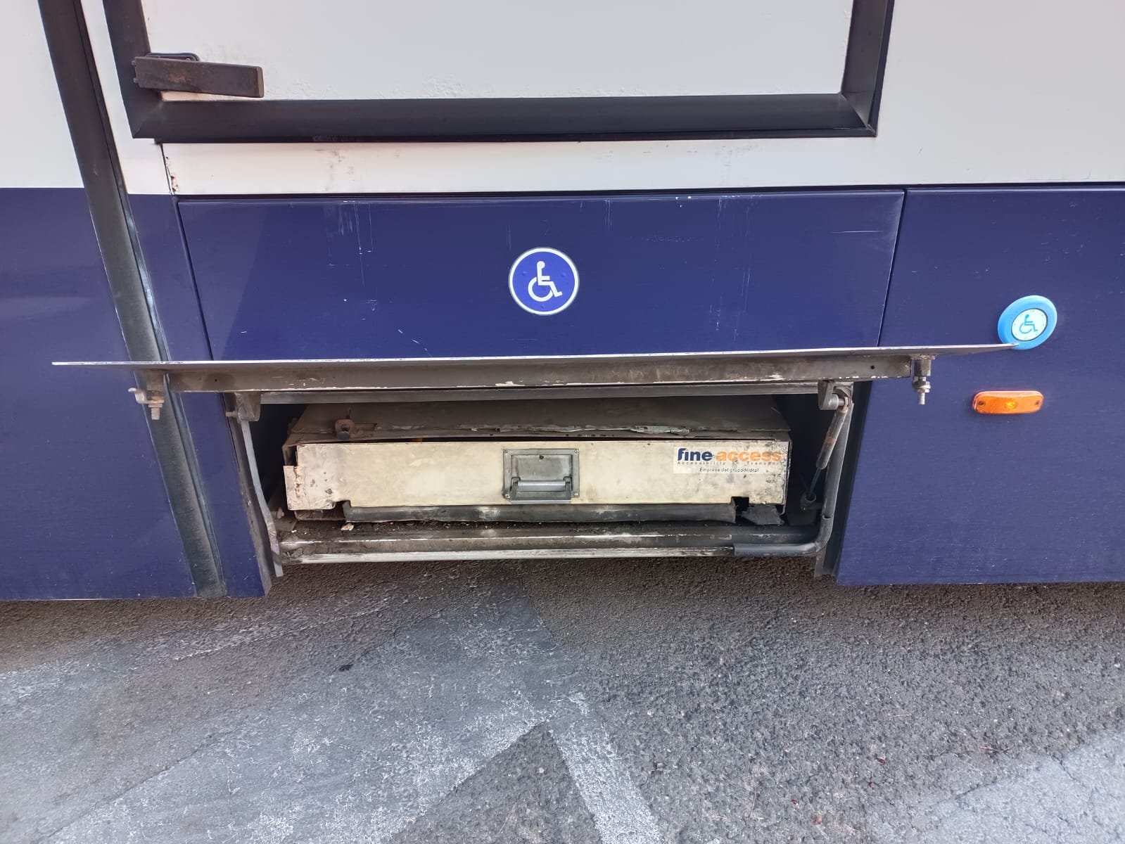 Un alumno en silla de ruedas resulta herido en Torrent al fallar la rampa del autobús escolar Un alumno en silla de ruedas resulta herido en Torrent al fallar la rampa del autobús escolar