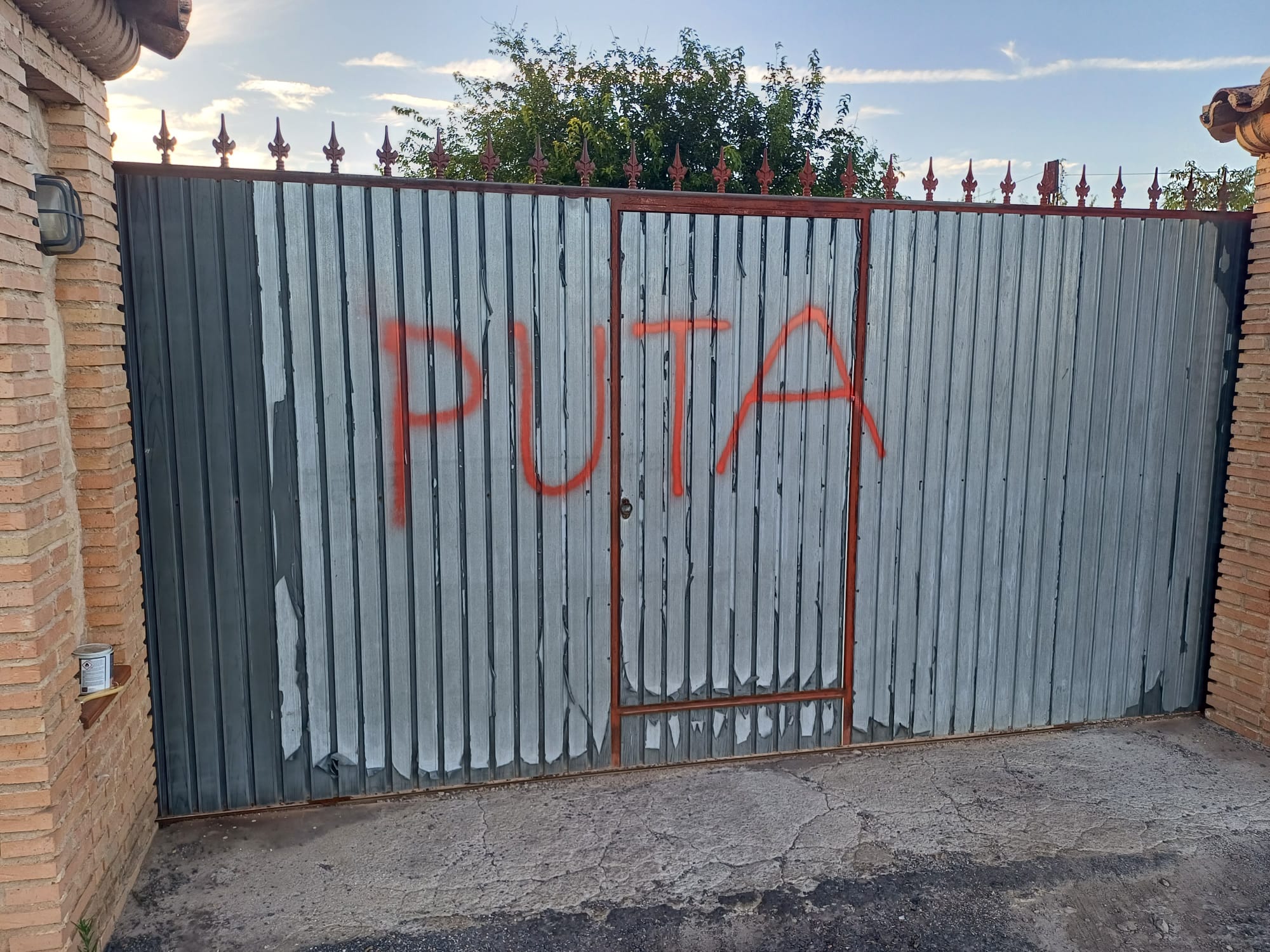 Pintan la palabra "puta" en la puerta del domicilio de una concejala de VOX en Argamasilla de Calatrava Pintan la palabra "puta" en la puerta del domicilio de una concejala de VOX en Argamasilla de Calatrava