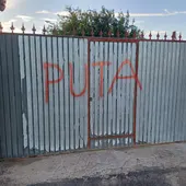 Pintada en la puerta del domicilio de la concejala de VOX en Argamasilla de Calatrava Pintada en la puerta del domicilio de la concejala de VOX en Argamasilla de Calatrava